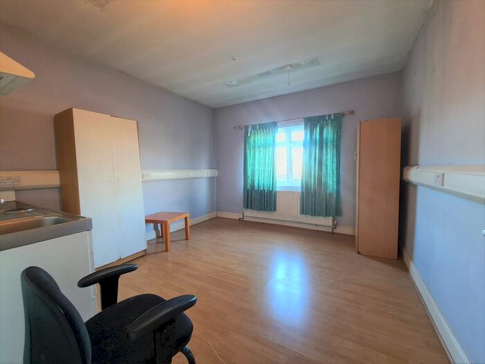 Studio To Rent In North Circular Road, London NW2
