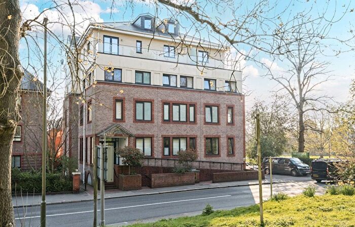 2 Bedroom Flat For Sale In South Street, Epsom, KT18
