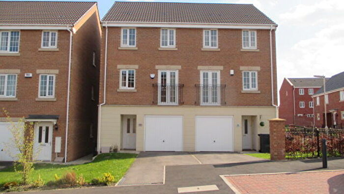 3 Bedroom Semi-Detached House To Rent In Murray Way, Leeds, West Yorkshire, LS10