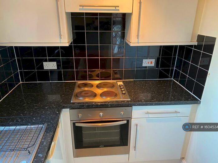 1 Bedroom Flat To Rent In Wellmead Close, Manchester, M8