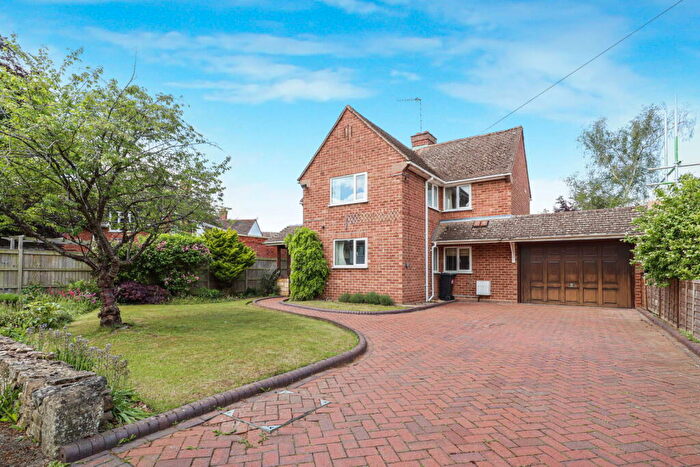 4 Bedroom Detached House For Sale In Avon Crescent, Stratford-upon-Avon, CV37