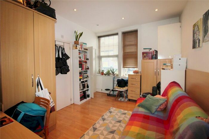 Apartment To Rent In Ballards Lane, Finchley, N3
