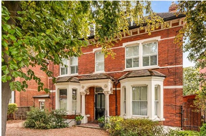 3 Bedroom Flat For Sale In West Hill Road, West Hill, SW18