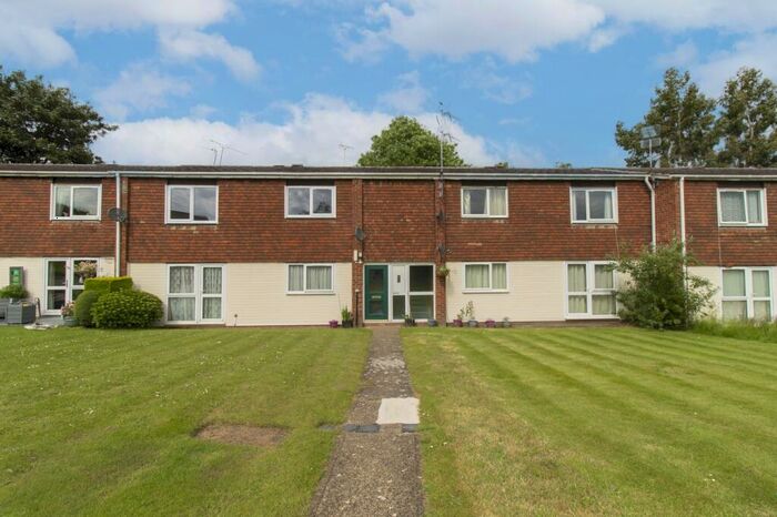 2 Bedroom Apartment To Rent In Monteagle Lane, Yateley, GU46