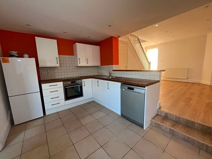3 Bedroom Property To Rent In Hunt Street, Swindon, SN1