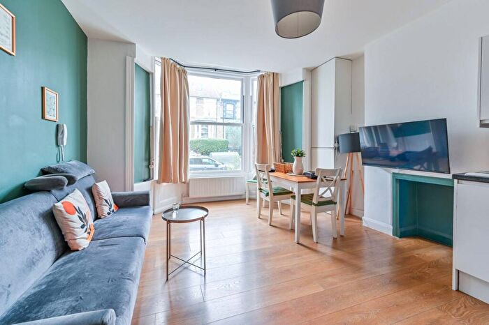 3 Bedroom Flat For Sale In Springdale Road, Stoke Newington, London, N16