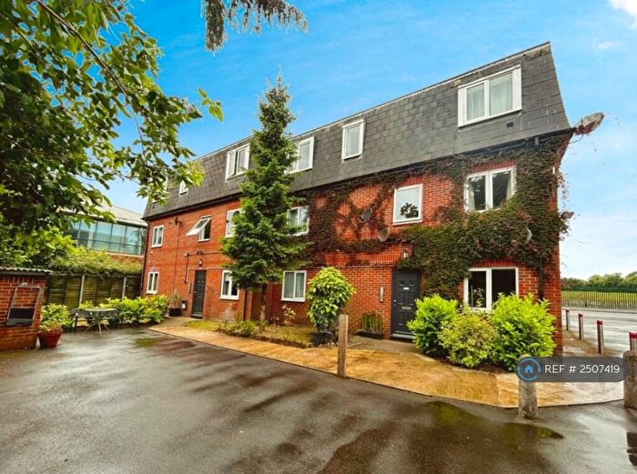 1 Bedroom Flat To Rent In Poyle Road, Slough, SL3