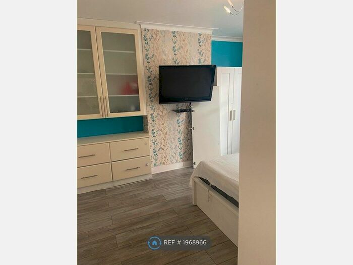 2 Bedroom Flat To Rent In Eastcote Lane, Middlesex, HA2