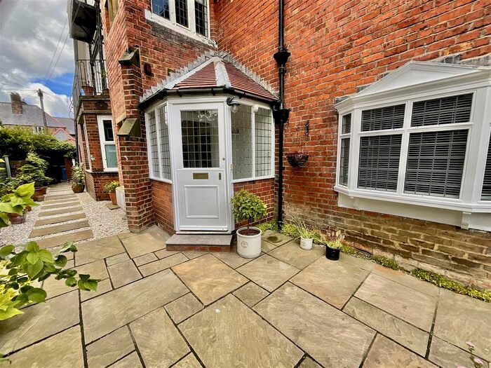 2 Bedroom Flat To Rent In Avenue Victoria, Scarborough, YO11