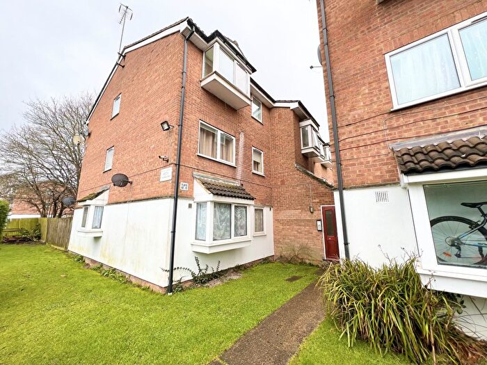 2 Bedroom Flat To Rent In Poplar Grove, London, N11