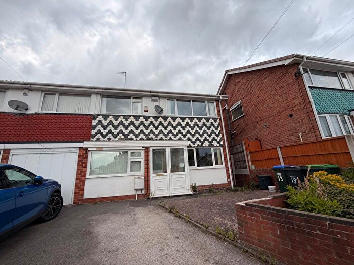 4 Bedroom Semi-Detached House To Rent In Heather Road, Great Barr, B43