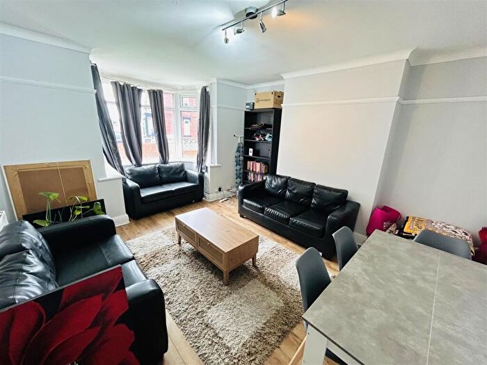 4 Bedroom Semi-Detached House To Rent In Winston Mount, Headingley, Leeds, LS6