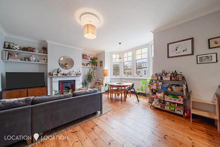 2 Bedroom Flat For Sale In Cranwich Road, London, N16