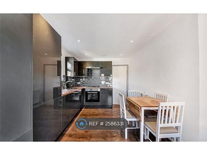 3 Bedroom Flat To Rent In Munster Road, London, SW6