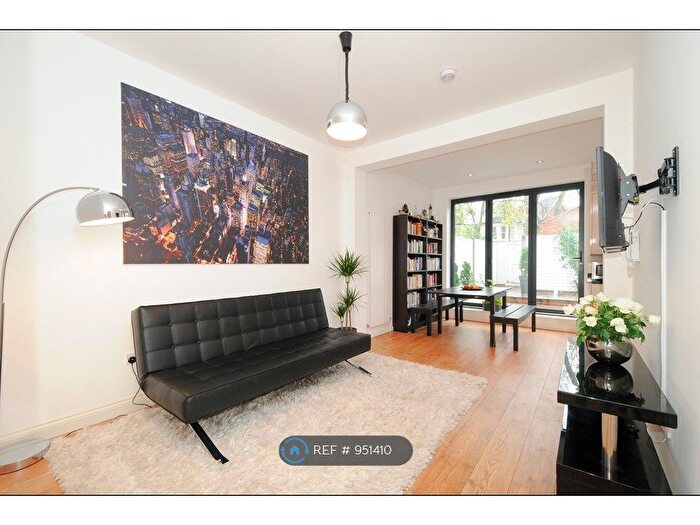 3 Bedroom Flat To Rent In Ellesmere Road, London, W4