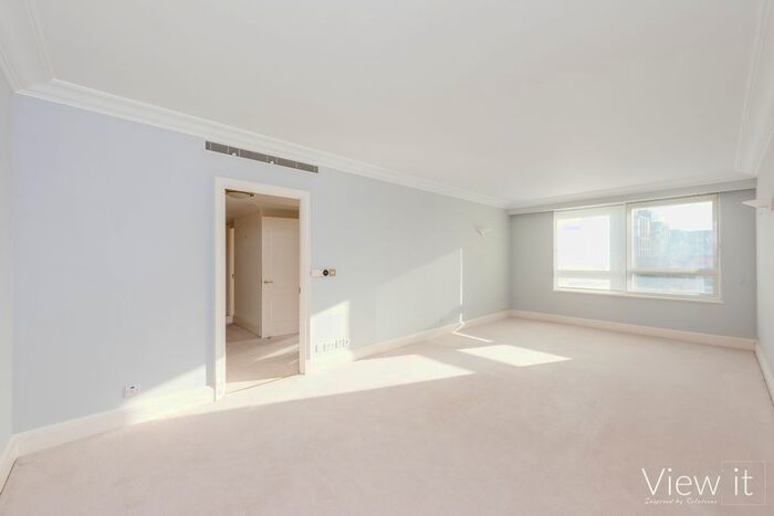 1 Bedroom Flat To Rent In Peninsula Heights, Vauxhall, London, SW8