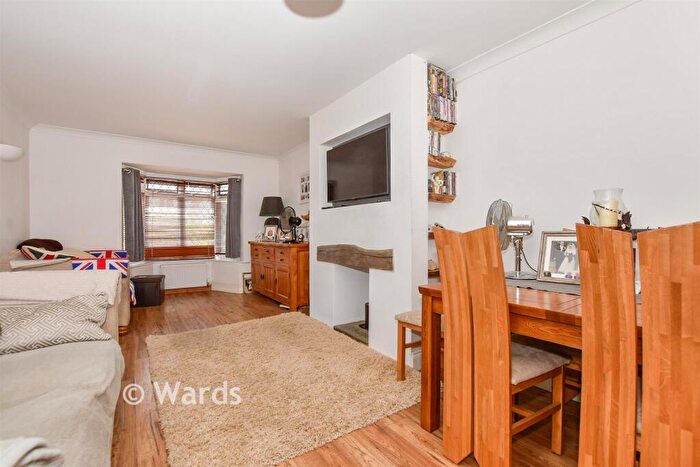 3 Bedroom Semi-Detached House For Sale In The Avenue, Greenacres, Aylesford, Kent, ME20