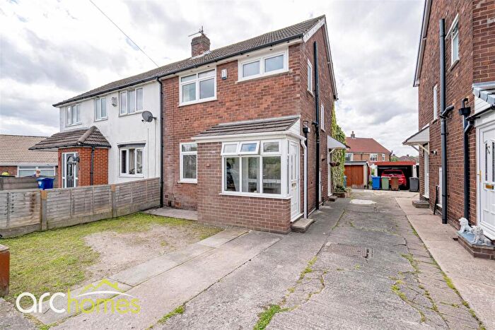 3 Bedroom Semi-Detached House For Sale In Hertford Drive, Tyldesley, Manchester, M29
