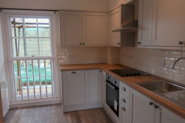 3 Bedroom Flat To Rent In High Street, Chipping Norton, OX7