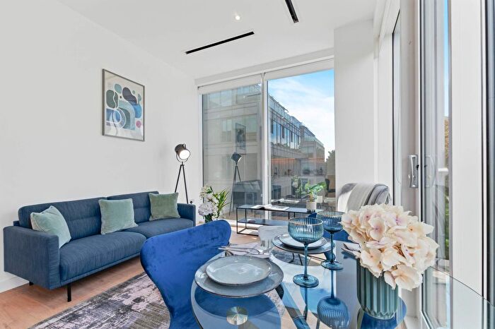 2 Bedroom Flat To Rent In Great West Road, Brentford, TW8