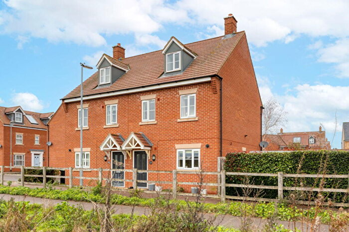 3 Bedroom Semi-Detached House For Sale In Torquay Close, Biggleswade, SG18