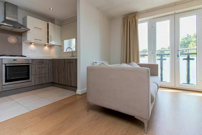2 Bedroom Flat To Rent In Frays Avenue, West Drayton, UB7