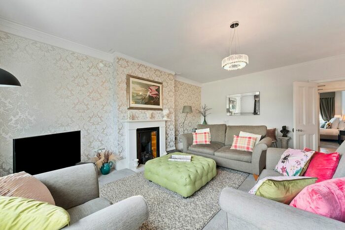 3 Bedroom Flat To Rent In The Barons, Twickenham, TW1