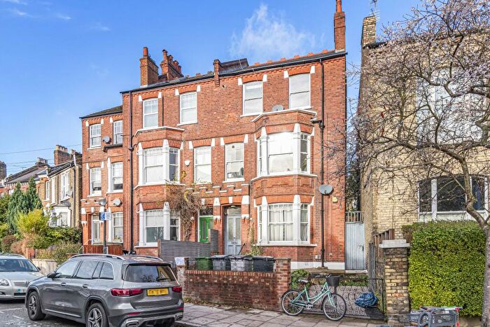 2 Bedroom Flat For Sale In Cheverton Road, Archway, London, N19