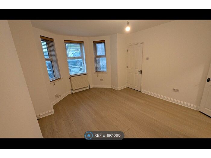 2 Bedroom Flat To Rent In St Johns Road, Watford, WD17