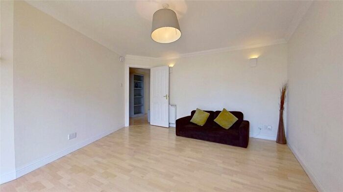 3 Bedroom Flat To Rent In Crewe Road North, Crewe, Edinburgh, EH5