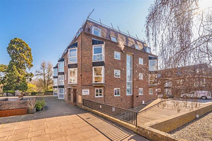 1 Bedroom Flat For Sale In Twickenham Road, Twickenham Road, TW11