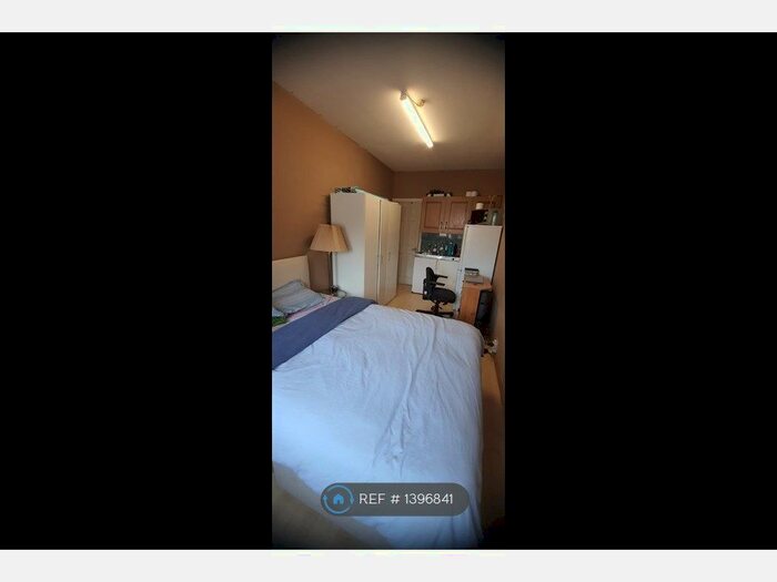 Studio To Rent In Great West Road, Isleworth, TW7