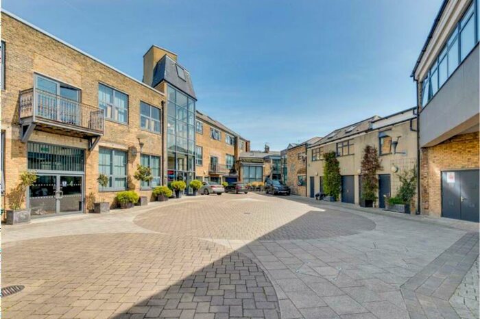 4 Bedroom Flat To Rent In Villiers Road, Willesden Green, NW2