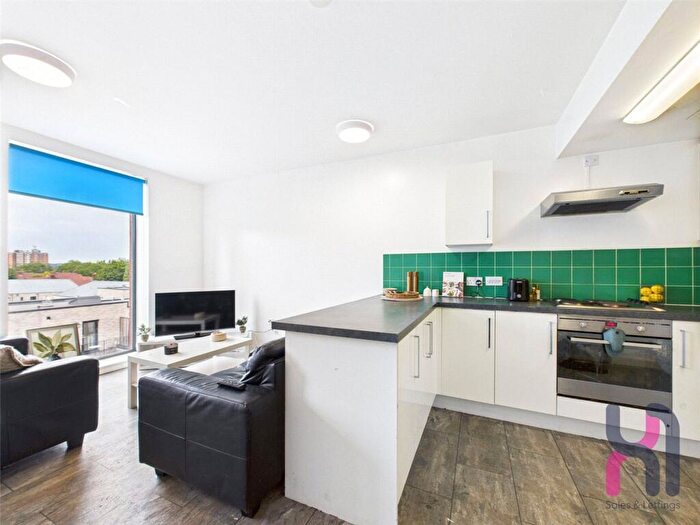 Flat To Rent In Chapel Street, Salford, M3