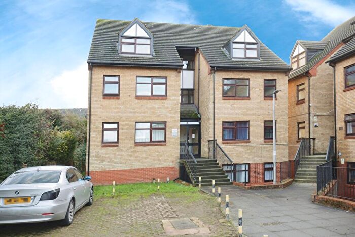 2 Bedroom Flat For Sale In Duke Street, Banbury, Oxfordshire, OX16