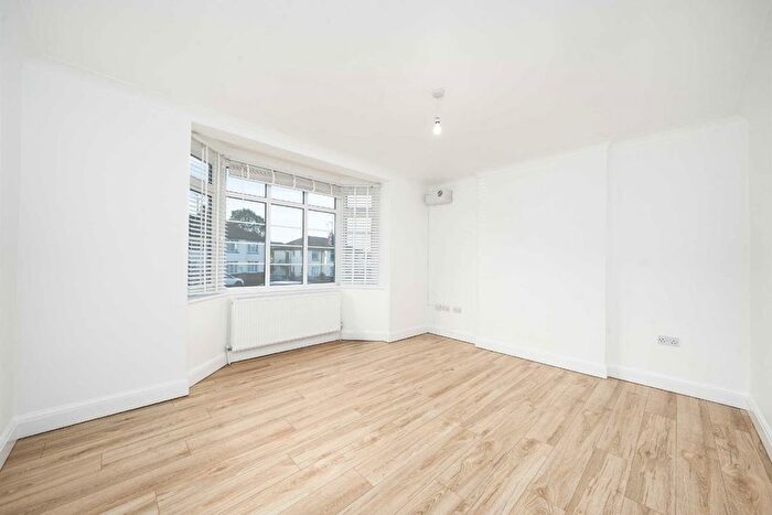 2 Bedroom Flat To Rent In Nether Close, Finchley, N3