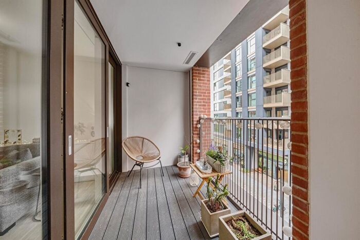 2 Bedroom Apartment For Sale In Heygate Street, London, SE17