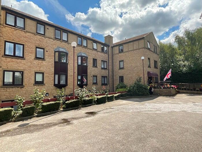1 Bedroom Flat To Rent In Third-Floor Flat, St James Court, Bradford Road, Brighouse, West Yorkshire, HD6