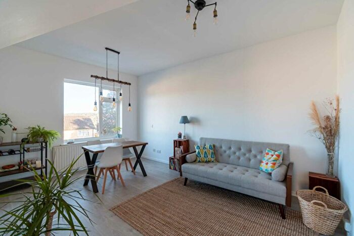 3 Bedroom Apartment To Rent In Holcombe Lane, BA2