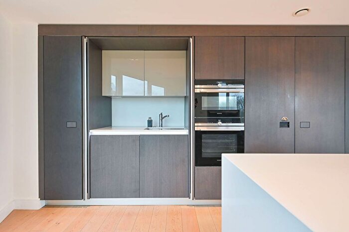 3 Bedroom Flat To Rent In The Kew Bridge Apartments, Kew Bridge, London, TW8