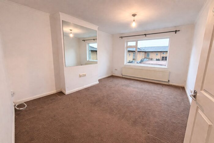 2 Bedroom Flat To Rent In Crescent Parade, Uxbridge, UB10