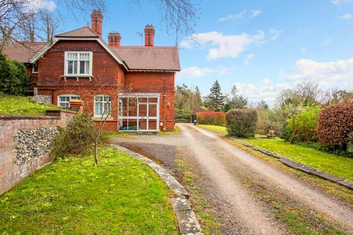 3 Bedroom Maisonette To Rent In Park Ley Road, Woldingham, Caterham, CR3