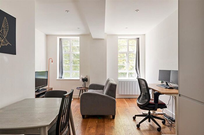 1 Bedroom Flat For Sale In Lemna Road, Leytonstone, E11