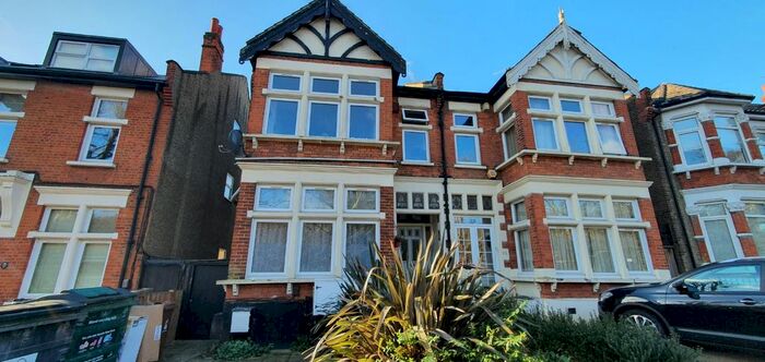 1 Bedroom Flat To Rent In Bushwood, Leytonstone E11