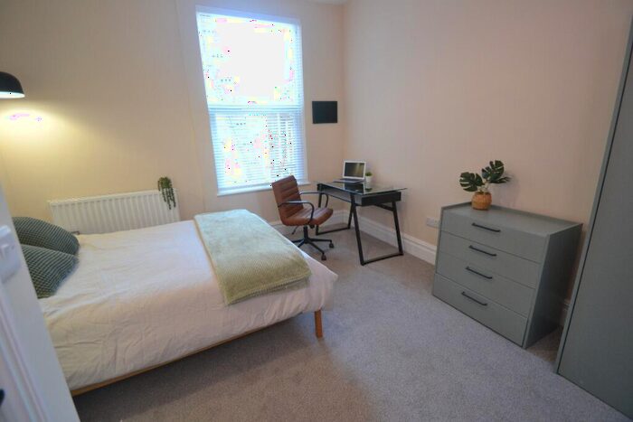 3 Bedroom Flat To Rent In Musters Road, Nottingham, NG2