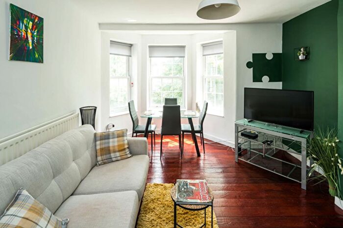 3 Bedroom Flat To Rent In Loughborough Road, London, SW9