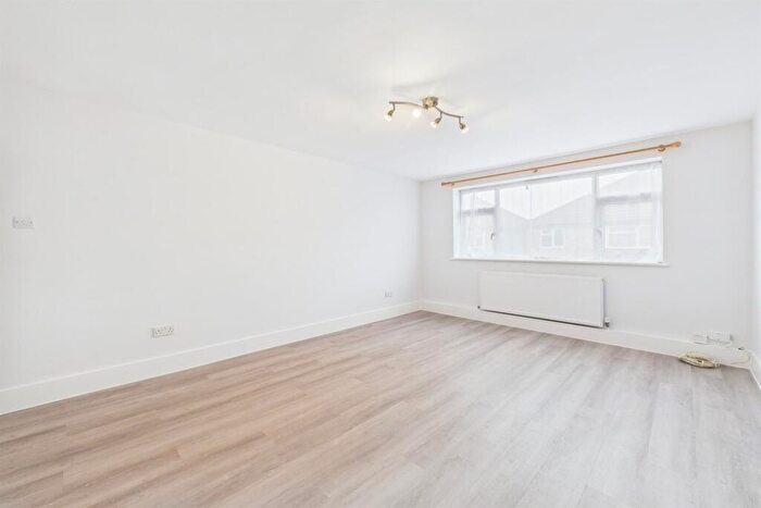 2 Bedroom Flat To Rent In Kemsing Close, Thornton Heath, CR7