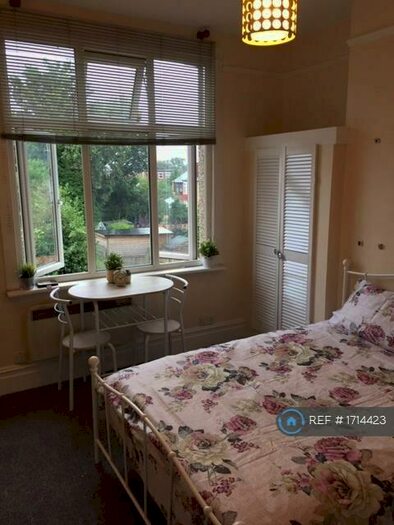 Studio To Rent In Green Lanes, London, N13