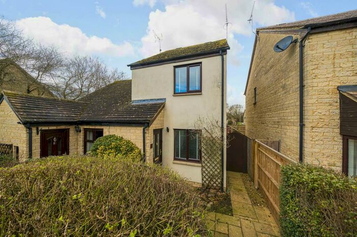 2 Bedroom Semi-Detached House To Rent In Hollis Close, Witney, OX28