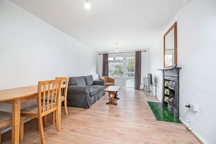 3 Bedroom Flat To Rent In Prospect Ring, London, N2